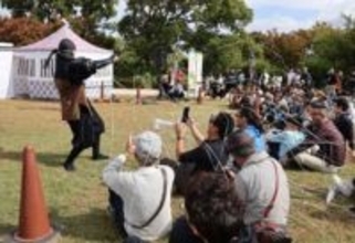 忍者、書道のパフォーマンスに歓声 岡山城でスタート 3日まで
