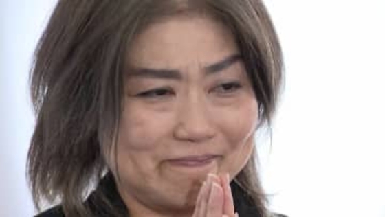 取材中に涙ぐむ