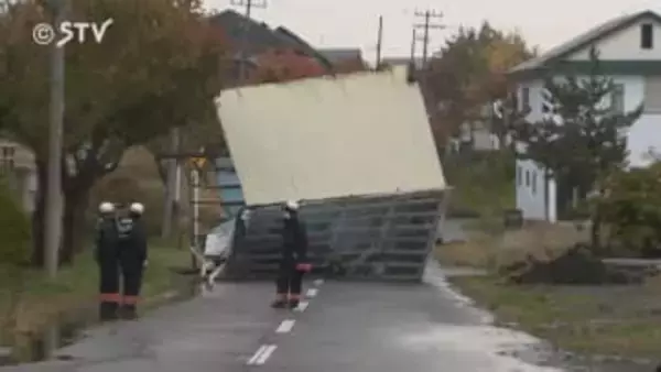 「倉庫が倒れて道路をふさいでいる」強風で飛ばされたか 倒壊した倉庫が約2時間道路ふさぐ 函館市