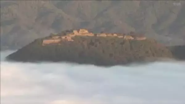 朝来市・竹田城跡に雲海広がる 幻想的な光景に多くの観光客