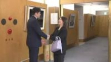 田久保市長が笑顔で退庁 二度目の不信任可決で失職決定 唯一の“田久保派”議員から「力不足で申し訳ございません」と声をかけられると「とんでもない」 秘書広報課の職員にも謝意 市役所に別れ