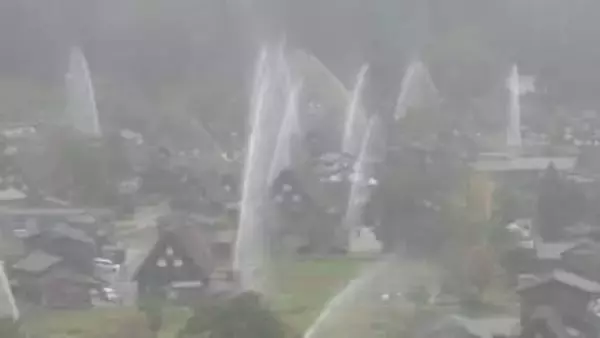 合掌造り集落に水のアーチ…世界遺産『白川郷』で火災に備え放水訓練 設備の点検も兼ねて一斉に水を出す