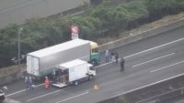 トラックのタイヤがバースト 停車して点検中にはねられたか 新東名高速で山梨の男性がひき逃げされ死亡