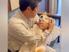 1週間の出張に行くことになった父→犬に『お別れ』を言った結果…尊すぎる『行ってきますの儀式』が88万再生「パパの愛が深いw」「相思相愛」