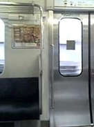 電車内で、端っこの席が空いたら移動する？