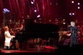 YOSHIKI オーケストラを従えて行ったHYDEとの「Red Swan」共演で荘厳なパフォーマンス