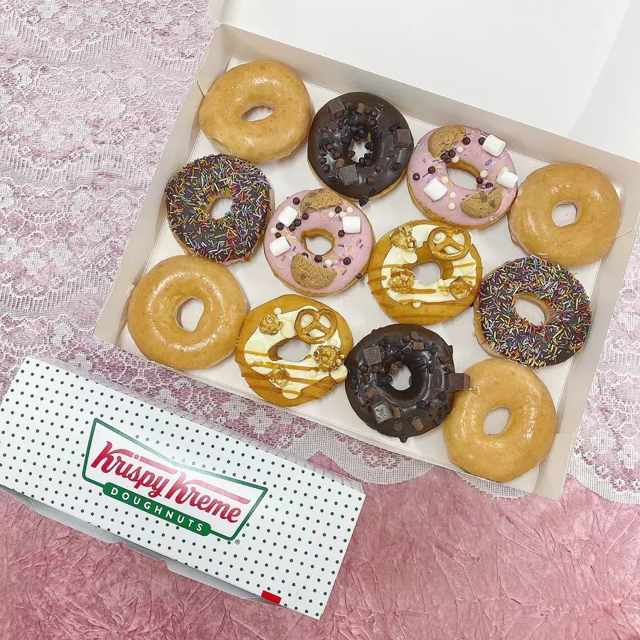 クリスピークリームドーナツ クッキーやマシュマロ ポップコーン ドーナツの夢の組み合わせ たくさんのサプライズが詰まった新フレーバーやバナナジュースを全種チェック ローリエプレス