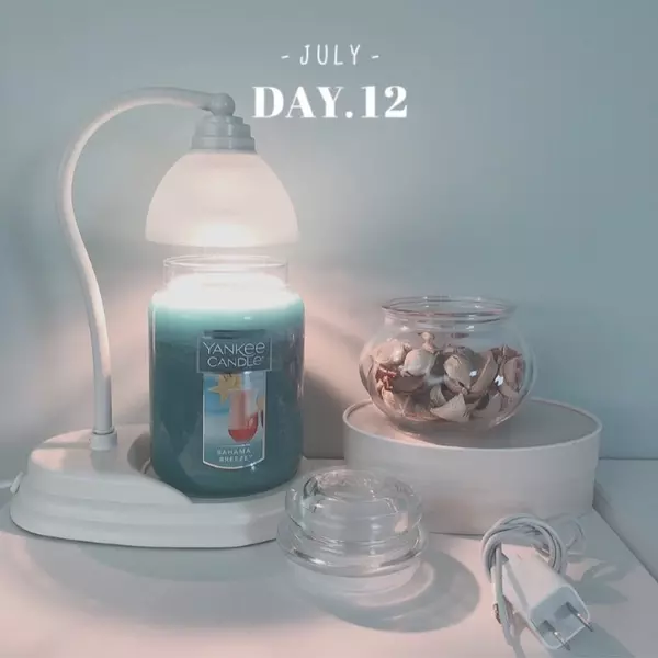 くすみブルー コーデもお部屋も小物も おしゃれさんたちは今儚げカラーのトリコ ローリエプレス