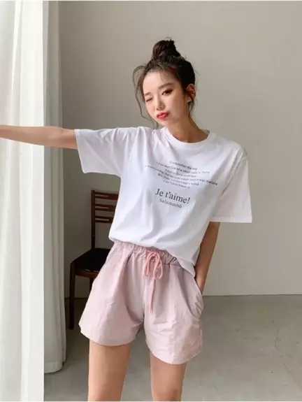 文字だけでおしゃれ度が高まる レタリングtシャツを取り入れて憧れのこなれ感を手に入れる ローリエプレス