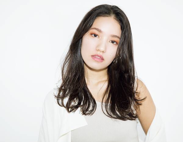 夏 暗髪ヘアが今年の夏も ウルフやショート ロング30選 ローリエプレス