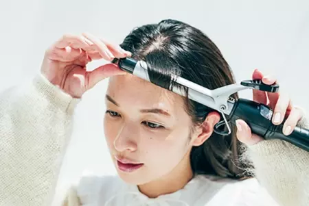 カチューシャ と ビックシュシュ が流行中 テンダーヘアとのスタイリング術 ローリエプレス