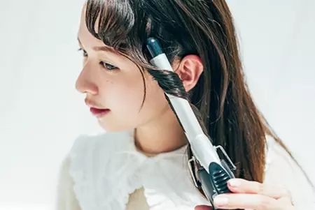 カチューシャ と ビックシュシュ が流行中 テンダーヘアとのスタイリング術 ローリエプレス