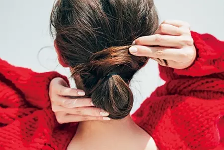 カチューシャ と ビックシュシュ が流行中 テンダーヘアとのスタイリング術 ローリエプレス