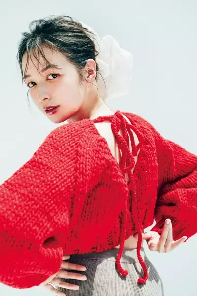 カチューシャ と ビックシュシュ が流行中 テンダーヘアとのスタイリング術 ローリエプレス