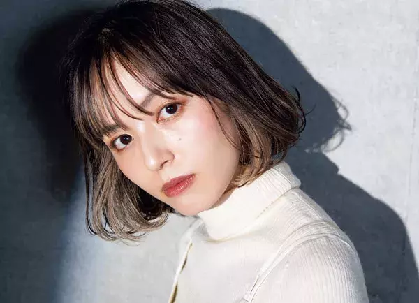 シンプルコーデでも絶対キマる ちょい辛カラーをインした美人ボブ ローリエプレス