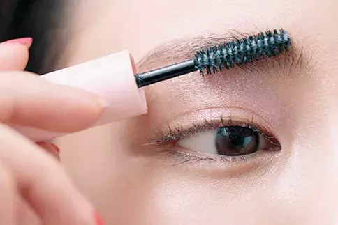 童顔フェイスを大人顔に 思わずドキッとするメイクは 眉毛 がポイントだった ローリエプレス