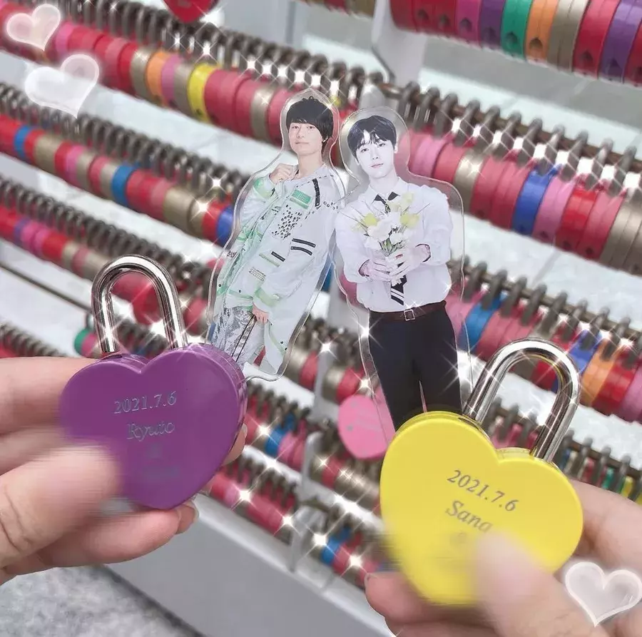 最強のヲタ活グッズ ハートロック を紹介 推しと自分の名前を彫った南京錠を 空中庭園につなぎとめて ローリエプレス