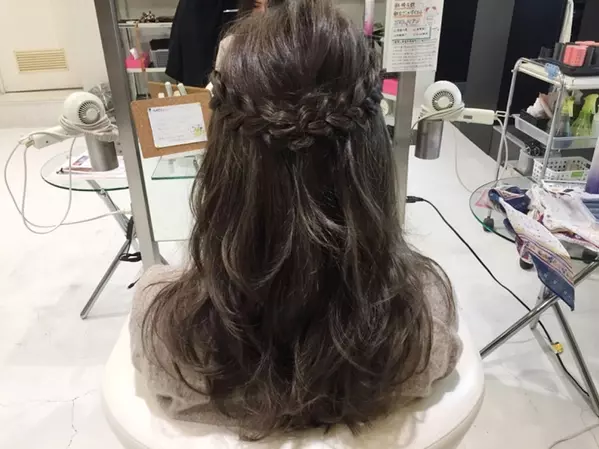 簡単ひと手間ヘアアレンジ 三つ編みハーフアップでボヘミアンなキュートガールになれる ローリエプレス