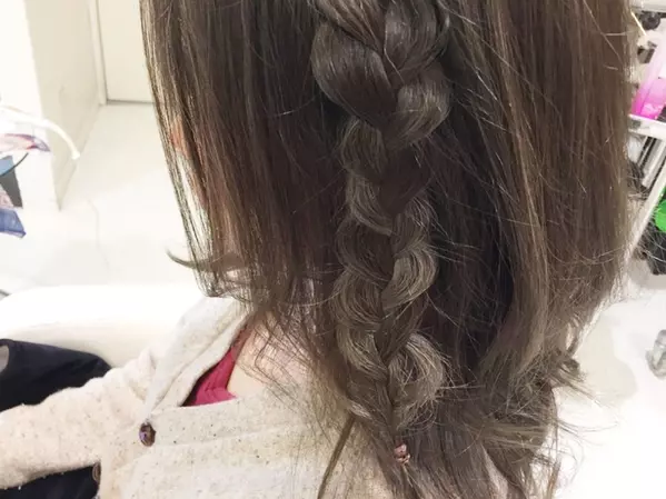 簡単ひと手間ヘアアレンジ 三つ編みハーフアップでボヘミアンな