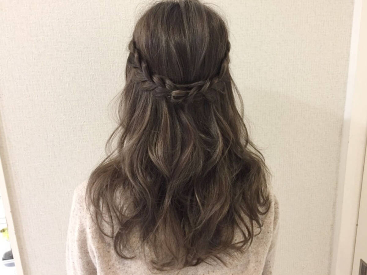 簡単ひと手間ヘアアレンジ 三つ編みハーフアップでボヘミアンなキュートガールになれる ローリエプレス