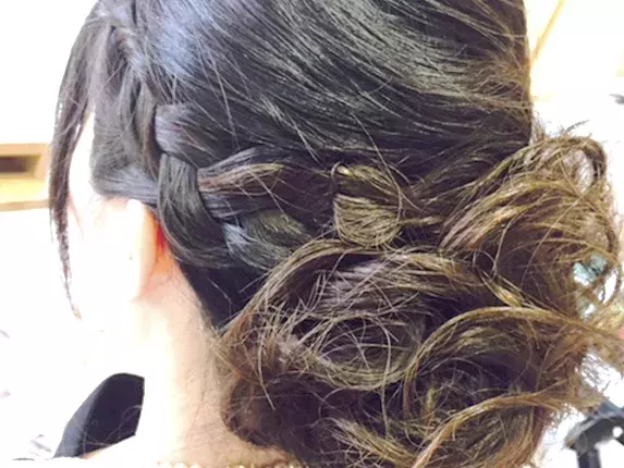 パーティーでひときわ目を引くヘアアレンジ ボリュームたっぷりなゆるふわupスタイル ローリエプレス