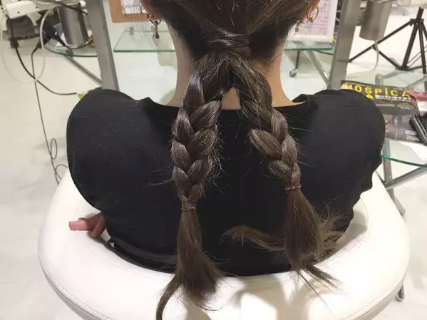 2本の三つ編みがポニーテールに 不思議な編み目がかわいいヘアアレンジ ローリエプレス