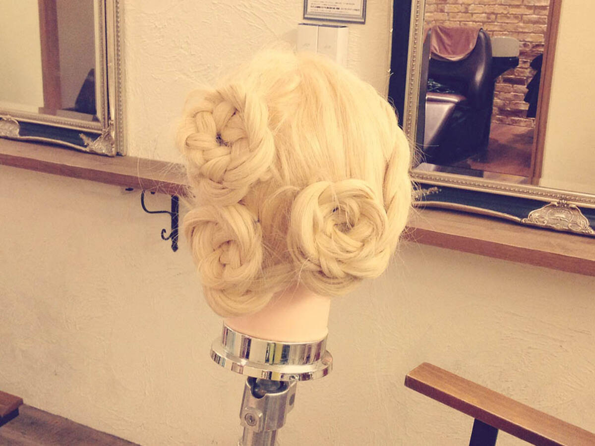 フェミニンでゴージャス 裏編み込みと三つ編みだけでできる華やかお花ヘアアレンジ ローリエプレス