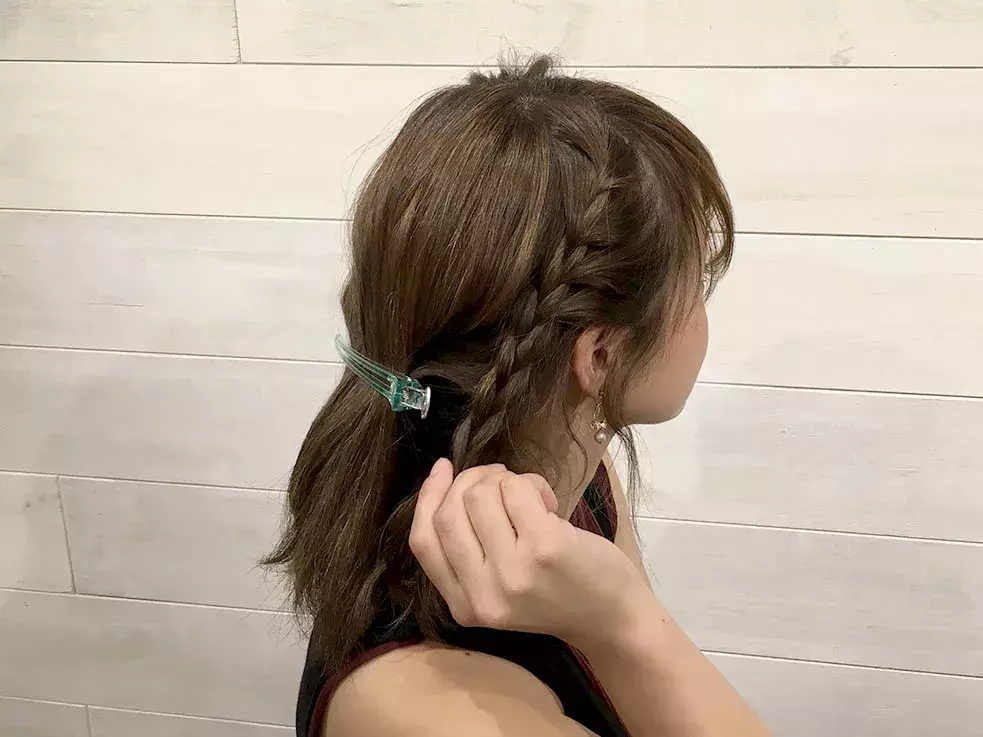ゴールドの飾り付きヘアゴムで作る ローポニーテールのヘアアレンジ ローリエプレス