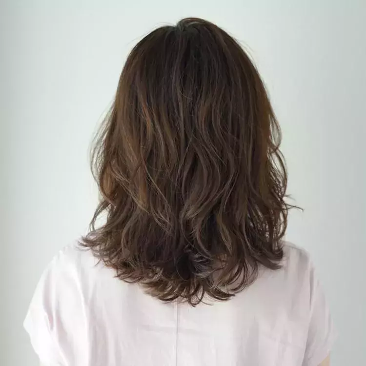 ミディアム 30代 40代大人の髪型 軽やかミディアム ふんわりパーマの上品スタイル ローリエプレス ミディアム 30代 40代大人の髪型 軽やかミディアム ふんわりパーマの上品スタイル ローリエプレス