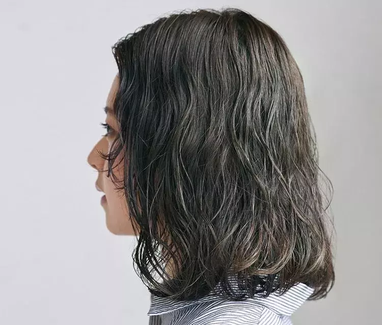 ミディアム 30代 40代大人の髪型 夏のおすすめヘアカラー しゃれ感フォレストカラー ローリエプレス ミディアム 30代 40代大人の髪型 夏のおすすめヘアカラー しゃれ感フォレストカラー ローリエプレス