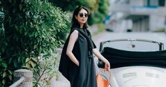 【サマードレスを着る日の小物選び】黒のテントラインドレスは鮮やかオレンジのバッグで軽やかに！
