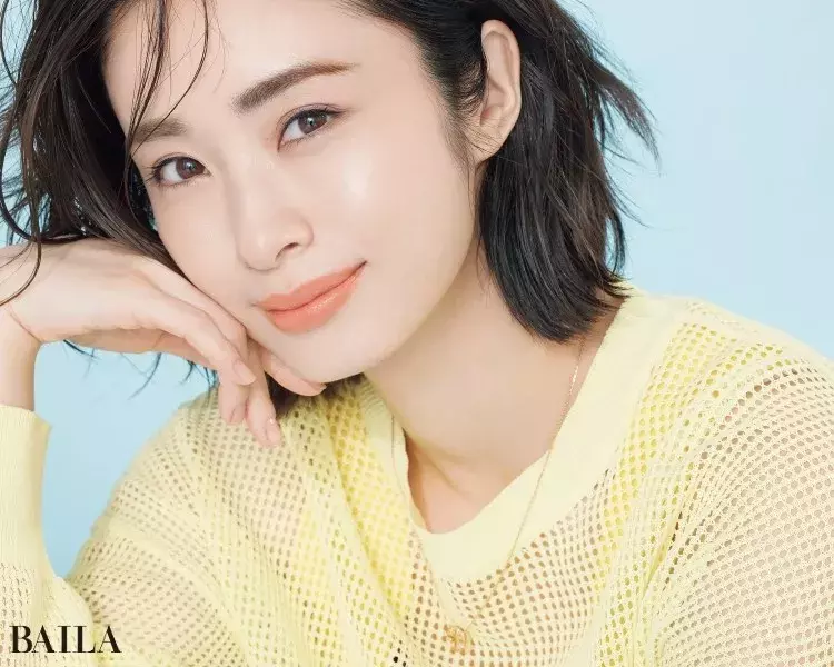 上戸 彩さんが登場 透け素材のニット ピンクのアイライナーで春らしく 河北裕介 百々千晴の服とメイクのベストアンサー ローリエプレス