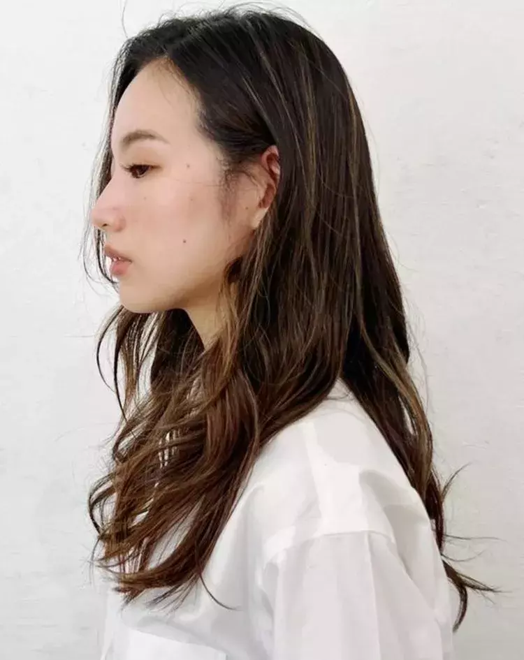 ロング 30代 40代大人の髪型 軽やかロング ヘルシーなルーズカール ローリエプレス