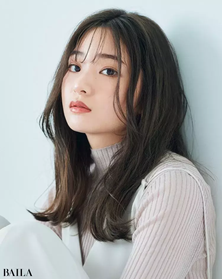 ロング 30代 40代の大人の髪型 働く女性の好感度ヘア エレガントな薄め前髪 重めロング ローリエプレス