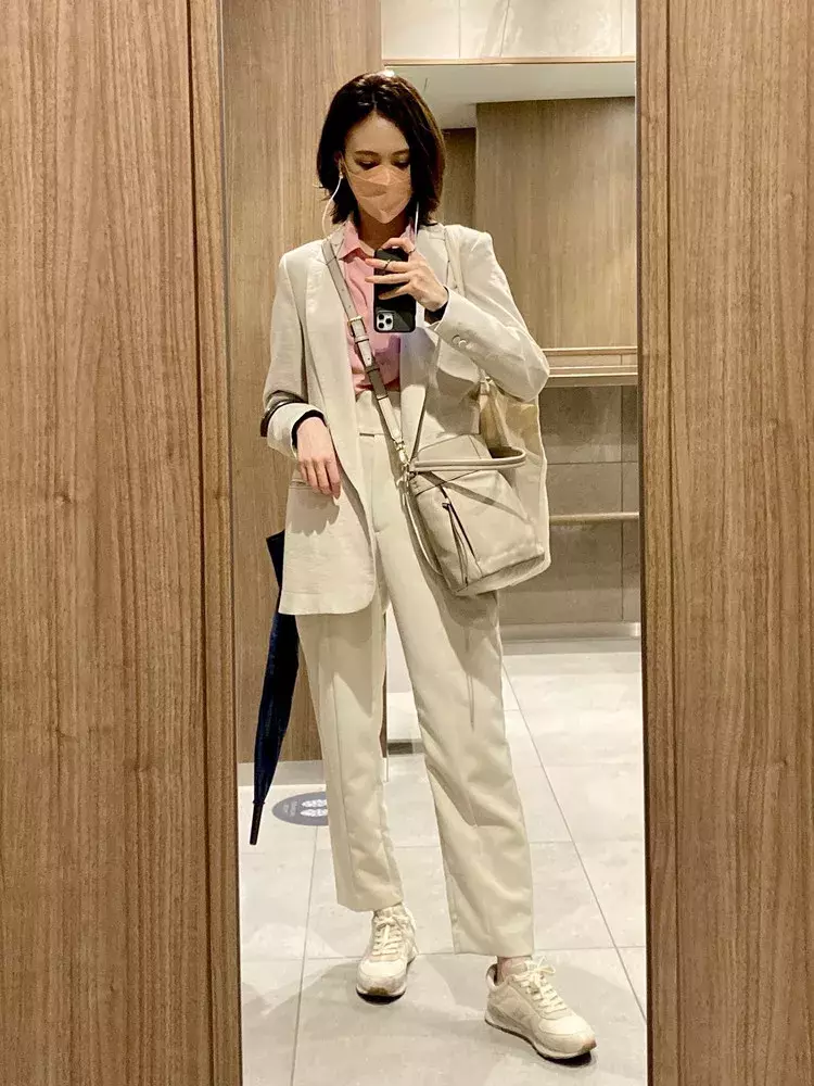 Zara Gu ジャケット パンツのワントーンコーデにはピンクシャツが効く ローリエプレス