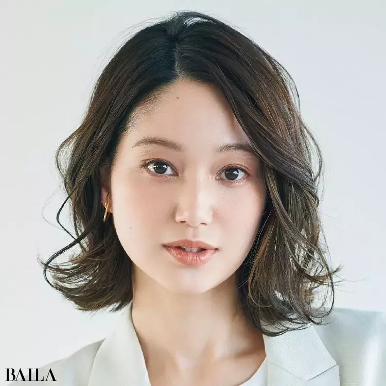ボブ 30代 40代の大人の髪型 働く女性の好感度ヘア トレンドの縦落ちパーマボブ ローリエプレス