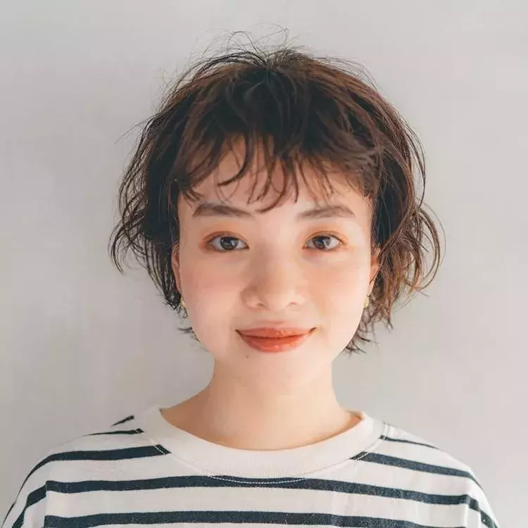 ショートボブ 30代 40代大人の髪型 華やかパーマヘア おしゃれ度高まるウルフショートボブ ローリエプレス