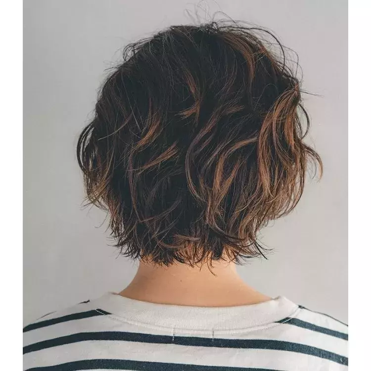 ショートボブ 30代 40代大人の髪型 華やかパーマヘア おしゃれ度高まるウルフショートボブ ローリエプレス