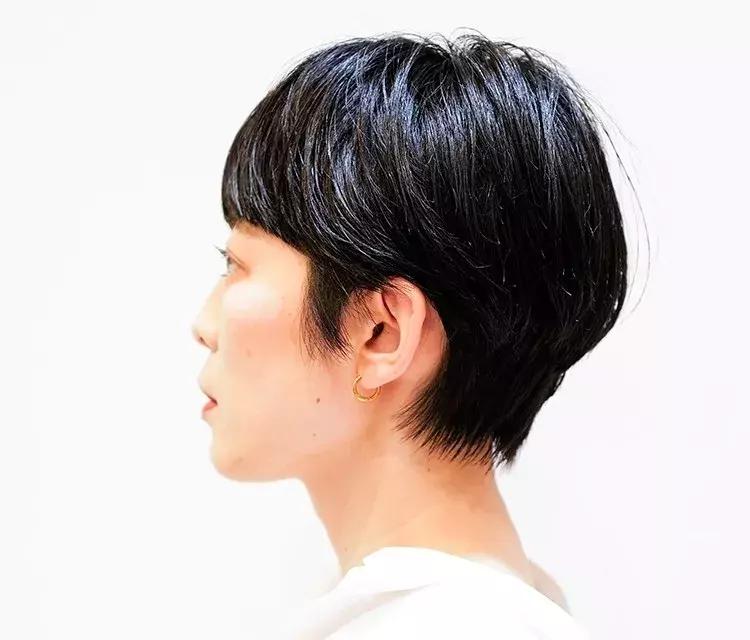 ショートボブ 30代 40代大人の髪型 夏のおすすめヘアカラー 透明感あふれるブルーブラック ローリエプレス