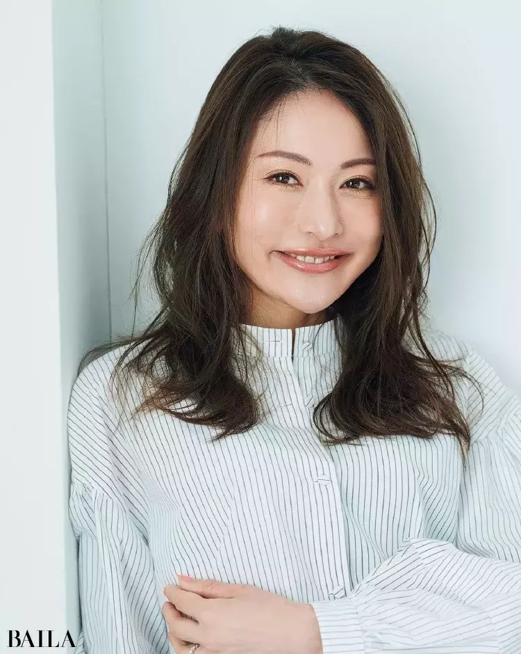 ロング 30代 40代の大人の髪型 働く女性の好感度ヘア コンサバ感なしの波巻きウェーブ ローリエプレス ロング 30代 40代の大人の髪型 働く女性の好感度ヘア コンサバ感なしの波巻きウェーブ ローリエプレス