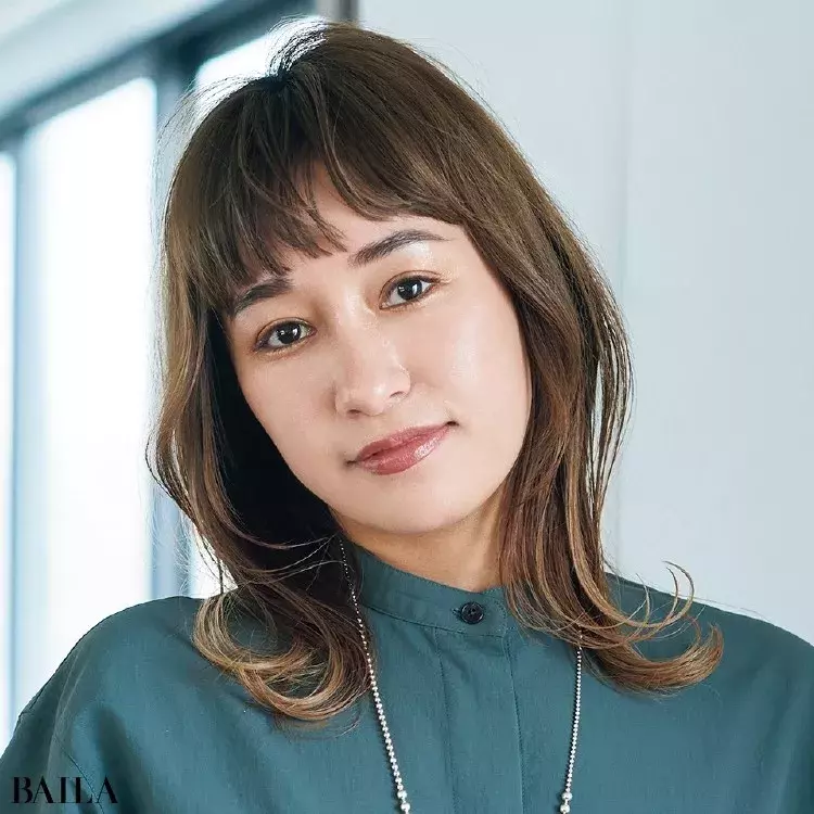 ミディアム 30代 40代の大人の髪型 働く女性の好感度ヘア モードな短め前髪 くびれミディアム ローリエプレス ミディアム 30代 40代の大人の髪型 働く女性の好感度ヘア モードな短め前髪 くびれミディアム ローリエプレス