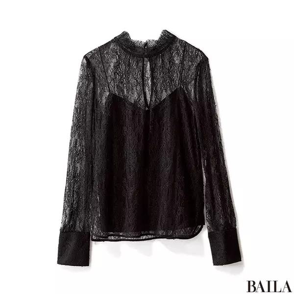 デートがある日は 黒レーストップス ベージュパンツで大人の色っぽさを ローリエプレス