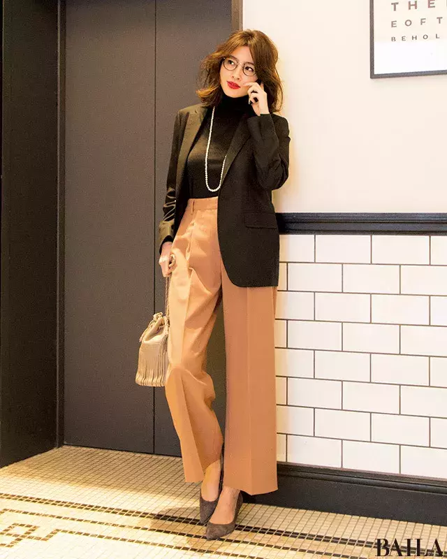 定番ブラックタートル ジャケットは ベージュパンツで今年らしく ローリエプレス