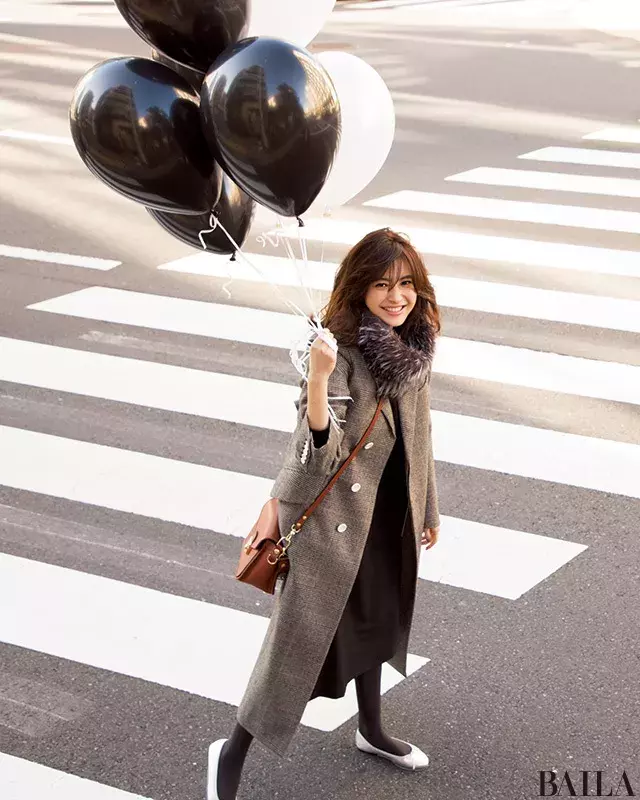 落ち着いた色みのコーデには シルバー靴でちょっぴり遊び心を ローリエプレス