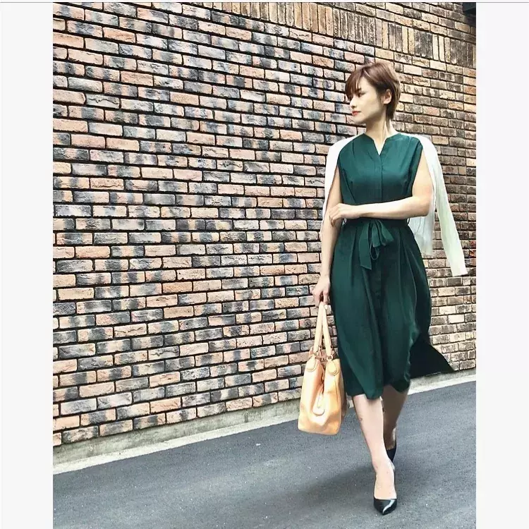 ホワイトのカーディガンとグリーンのワンピースを合わせて ローリエプレス