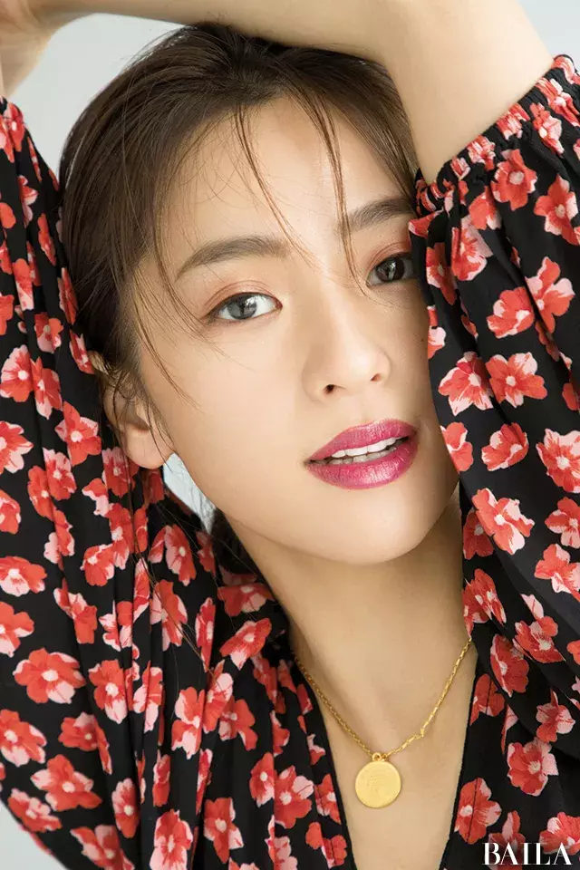 華やかワンピには メンズライクなしっかり眉で女度を引き算 河北裕介 百々千晴の服とメイクのベストアンサー ローリエプレス