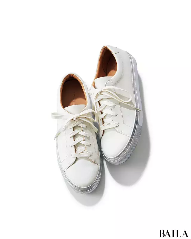 旅行の買い出しの日は フレアワンピ スニーカーの動きやすいスタイルを 19 4 28のコーデ ローリエプレス