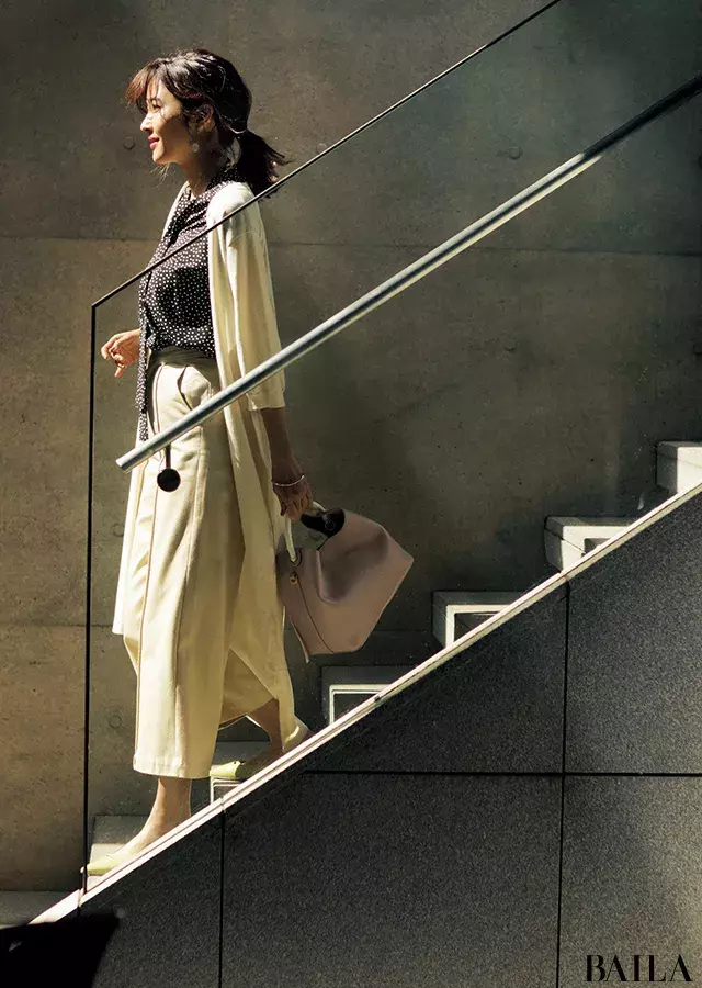 飛び込み営業する日は 印象に残るドットブラウスで洗練パンツコーデ 19 5 13のコーデ ローリエプレス