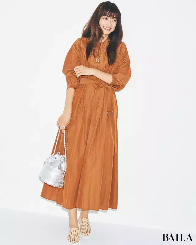 透け素材のフラット靴で抜け感 大人ブラウン ベージュワンピコーデ ローリエプレス