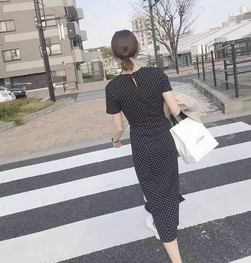 Zaraのドットワンピース スニーカーで旬コーデ ローリエプレス